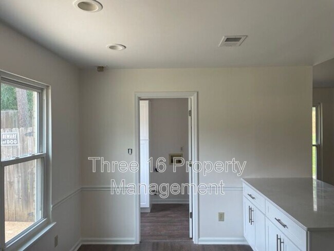 Building Photo - 4207 Fairfield Cir