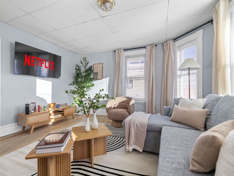 Building Photo - 168 School St