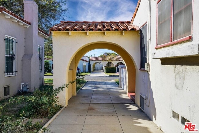 Building Photo - 3800 Roxton Ave