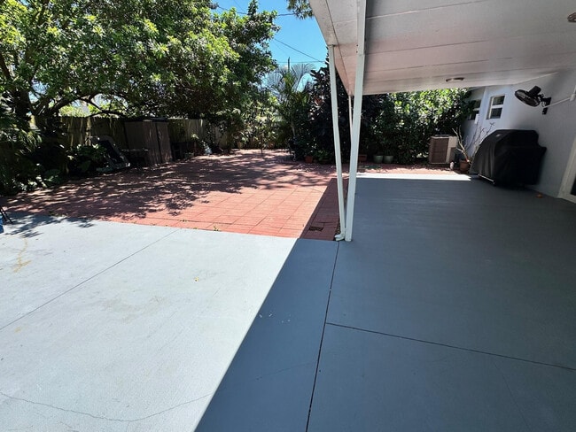 Building Photo - 2300 SW 43rd Terrace