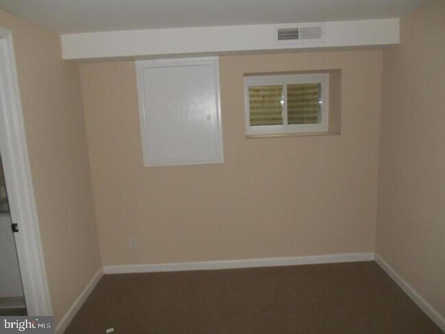 Building Photo - Charming Three-Level Fairlington Townhouse!