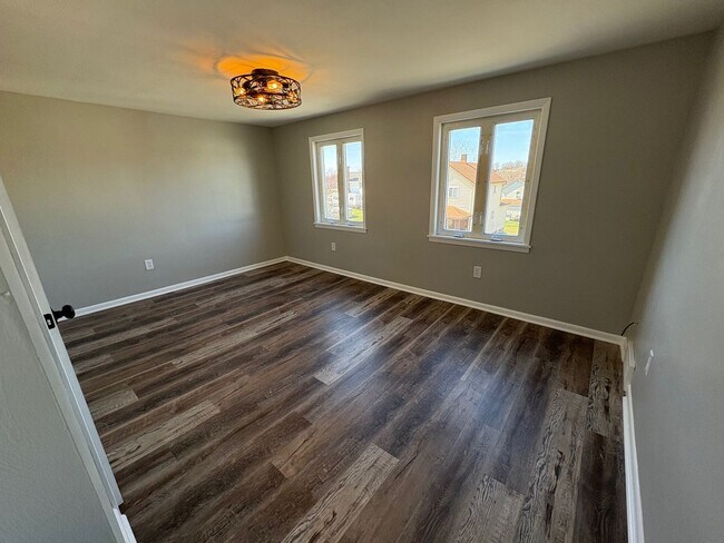 Building Photo - BEAUTIFULLY UPDATED 2 Bedroom / 1.5 Bath home in Penn Trafford School District