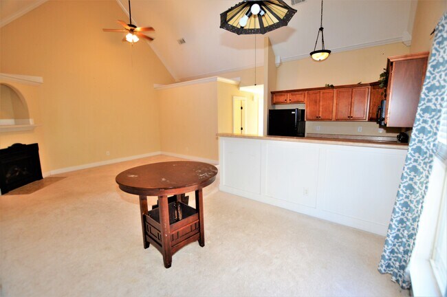 Building Photo - 2027 Rossburg Pl