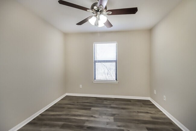 Building Photo - 18554 Sunrise Pines Dr