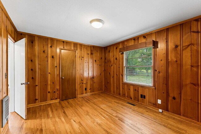 Building Photo - "Charming 3-Bedroom Retreat with Spacious Living in Murfreesboro!"