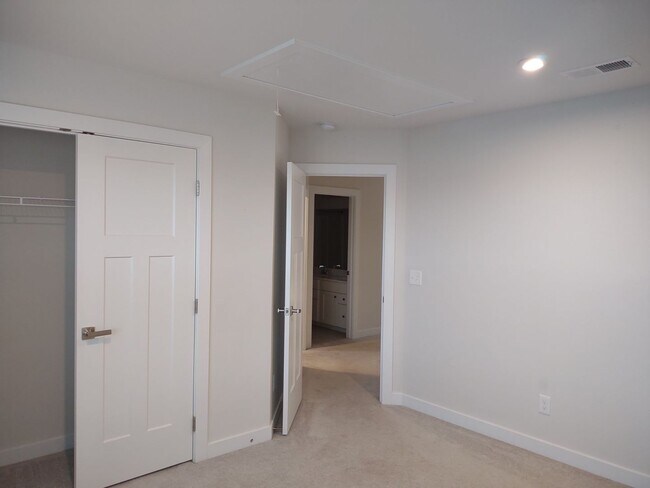 Building Photo - Superlative 6 Bedroom, 5 Bathroom Home in an Upscale Community!