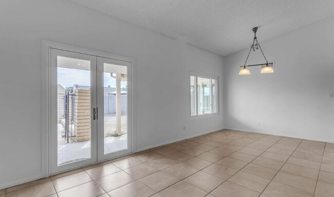 Building Photo - 2935 S Mollera
