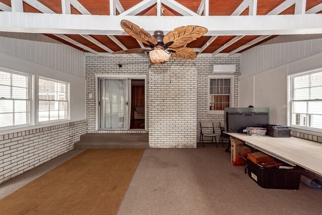 Building Photo - 6 Bedroom, 2.5 Bath House in Drayton on th...