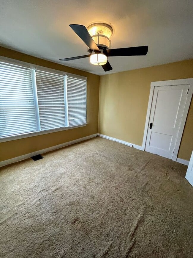 Building Photo - 3 bed 1 bath - great Brentwood location, central air, nice updates