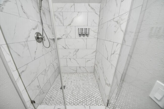 Building Photo - 4503 Hollybrook Ln