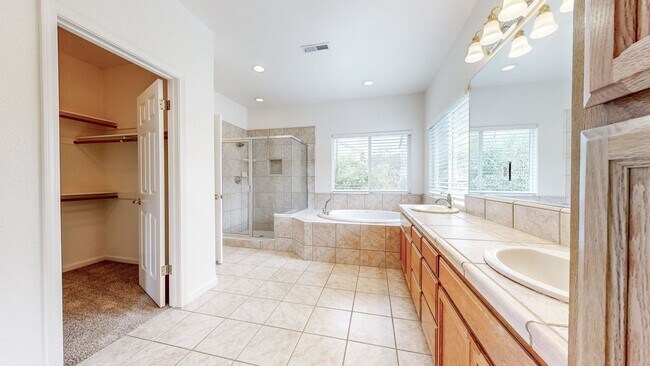 Building Photo - Desirable Skyhawk 3 bedroom Tri-Level Single Family