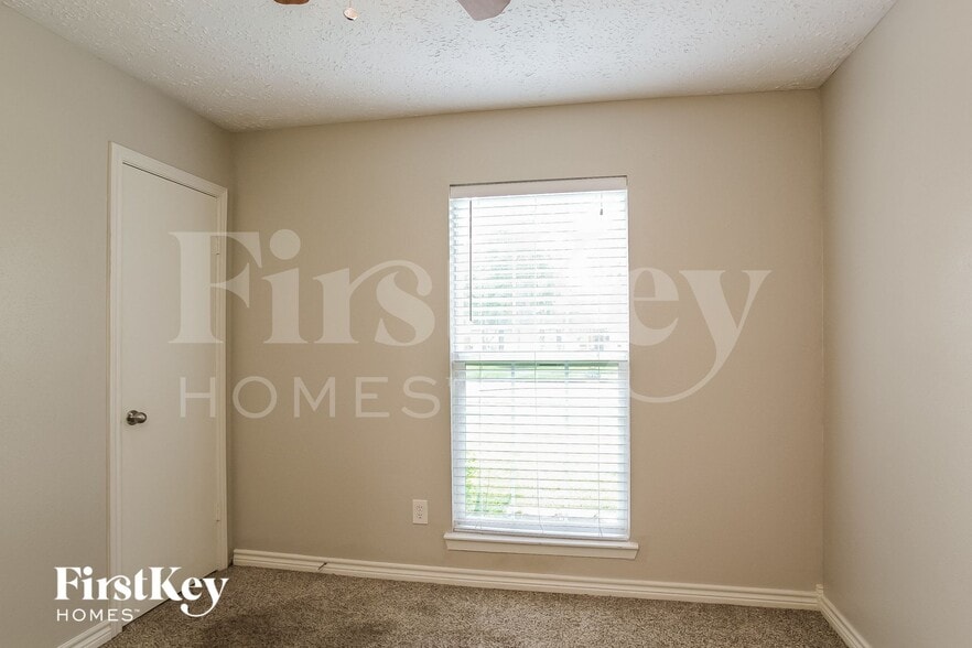 Building Photo - 1801 Whitebriar Dr