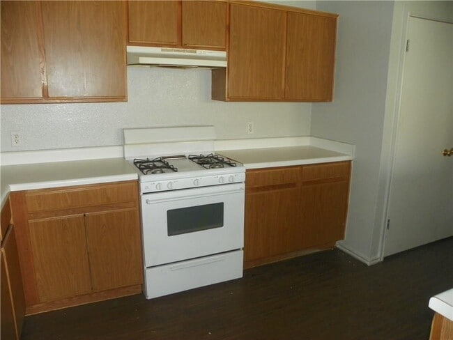 Building Photo - 2221 Creekside Ln