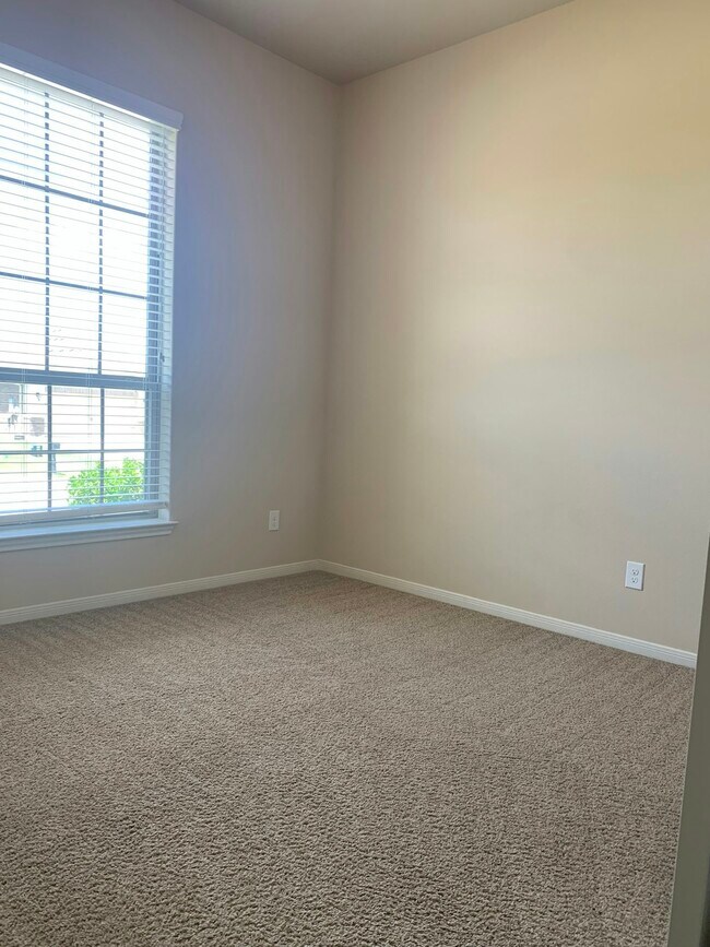 Building Photo - 5607 Markham Dr