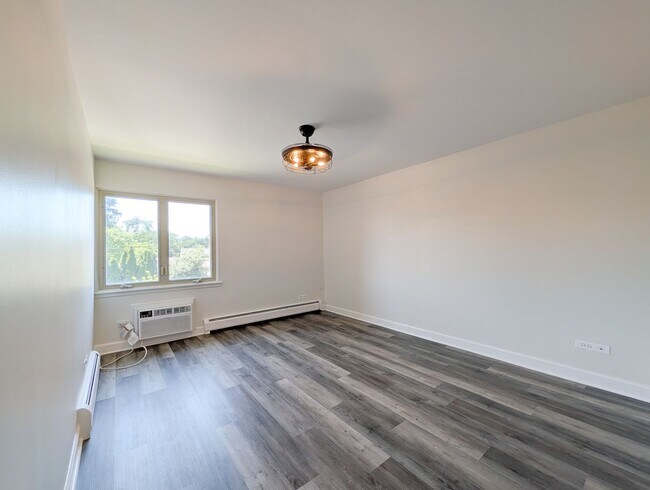 Building Photo - 483 N Larch Ave