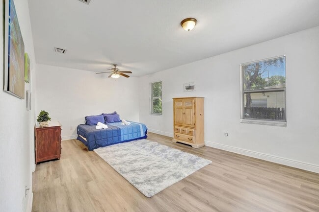 Building Photo - 1816 SW 21st St