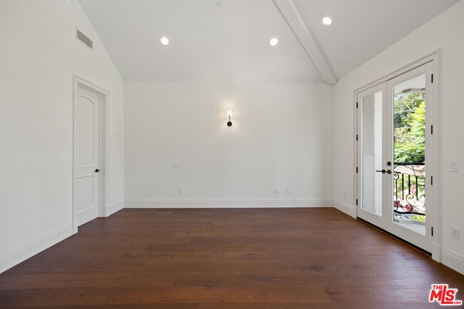 Building Photo - 520 N Palm Dr
