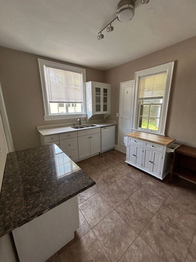 Building Photo - Charming 1920s Home in Five Points – Available April 4th