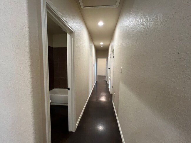 Building Photo - Luxury 3/2 duplex in NBTX