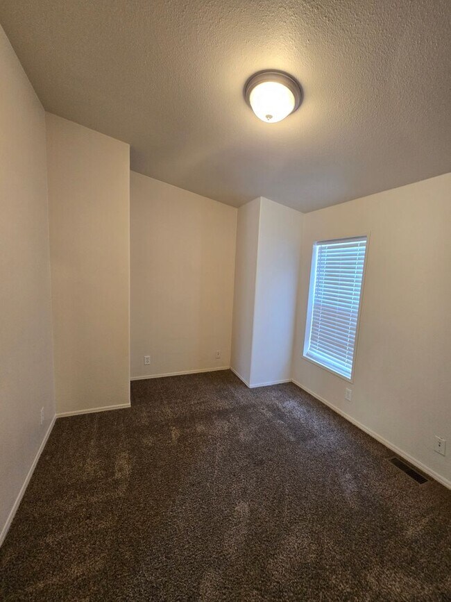 Building Photo - 33152 Fuchsia Ln