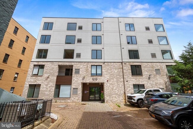 Building Photo - 919 12th St NE