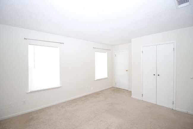 Building Photo - 2-Bedroom Waterfront Townhouse with Commun...