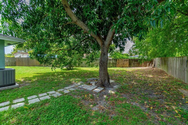 Building Photo - 2831 N Seacrest Blvd