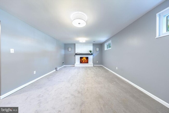 Building Photo - 704 Kings Ln