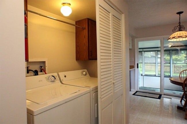 Building Photo - Corner Lot Charm: Spacious 3-Bed Home with Fireplace and Prime Location