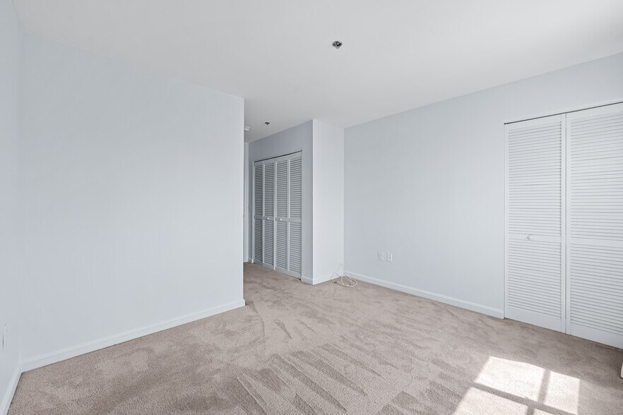 Building Photo - 2702 Lighthouse Pt E