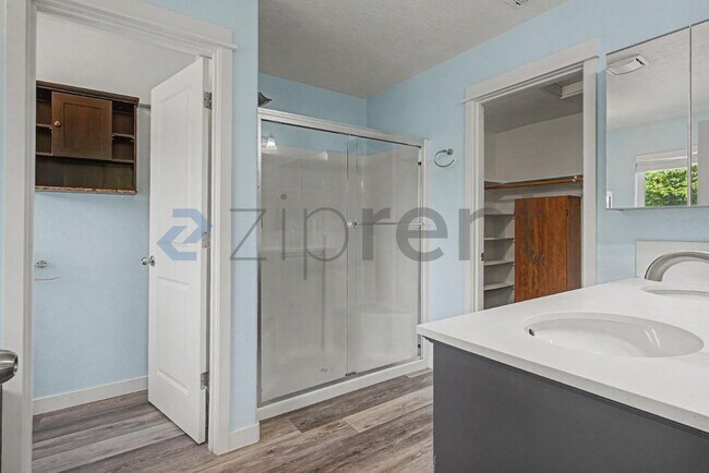 Building Photo - 132 NE 63rd Ave