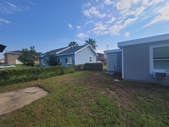 Building Photo - 2 Bedroom / 1 Bath / Bonus Room / 67th street