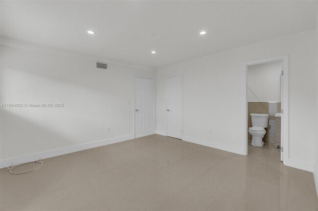 Building Photo - 5520 SW 91 Ave