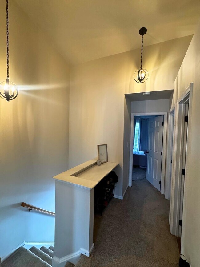 Building Photo - Well-Located 3BR, 2-Full, and 2-Half Bath Townhouse w/ One-Car Garage in Sterling, VA