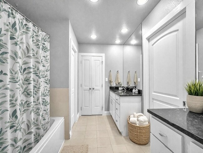 Building Photo - 2BR Townhome w/ Garage, Patio + Pool Access in 75209