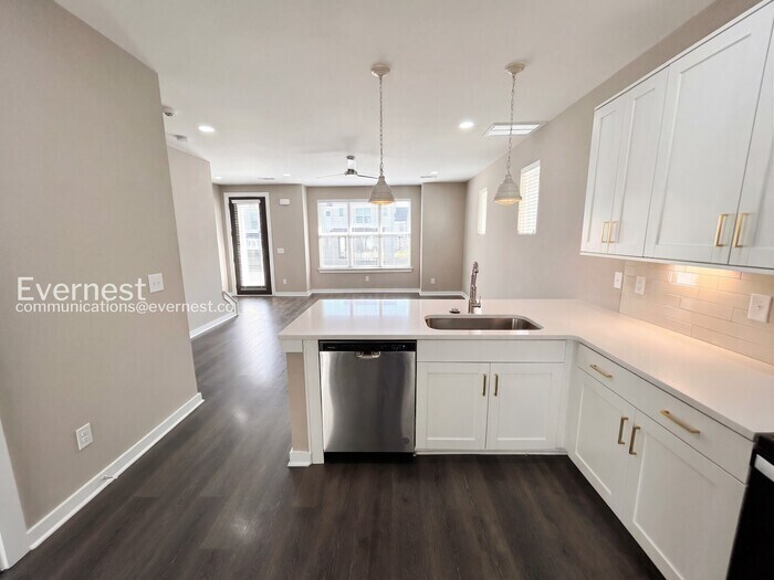 Building Photo - 305 Jeffries Wy