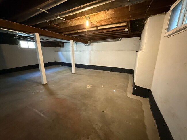 Building Photo - 2BR + Office Seward Park Home w/ A/C & 125...