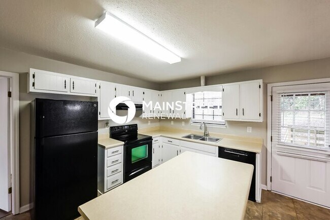 Building Photo - 3 Bedroom Pet-Friendly Home in HUEYTOWN, AL with Main Street Renewal