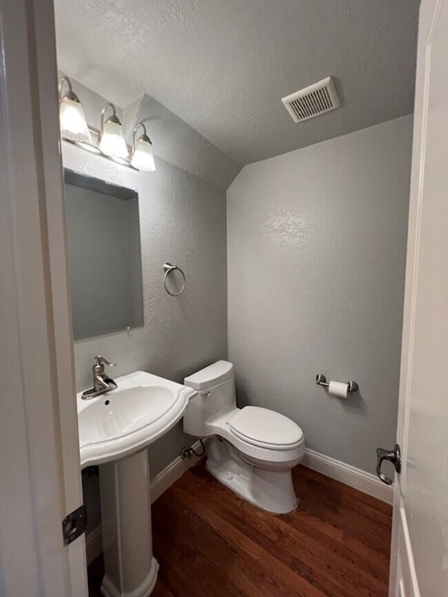 Building Photo - Beautiful 3 Bedroom and 1.5 Bathroom Condo $2,195.00 Available Now