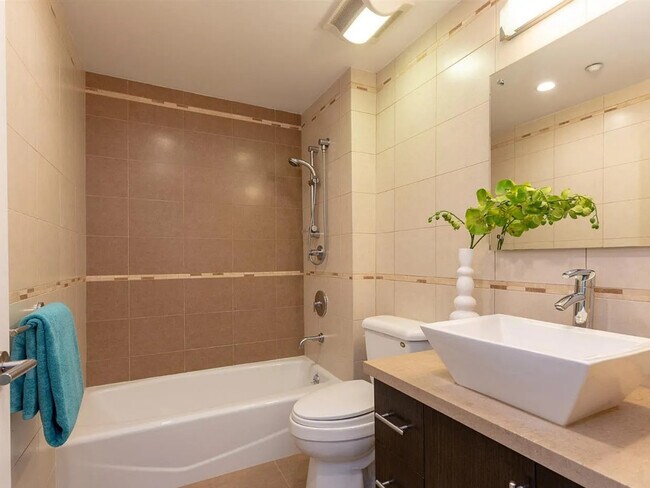 Building Photo - 1725 Washington St