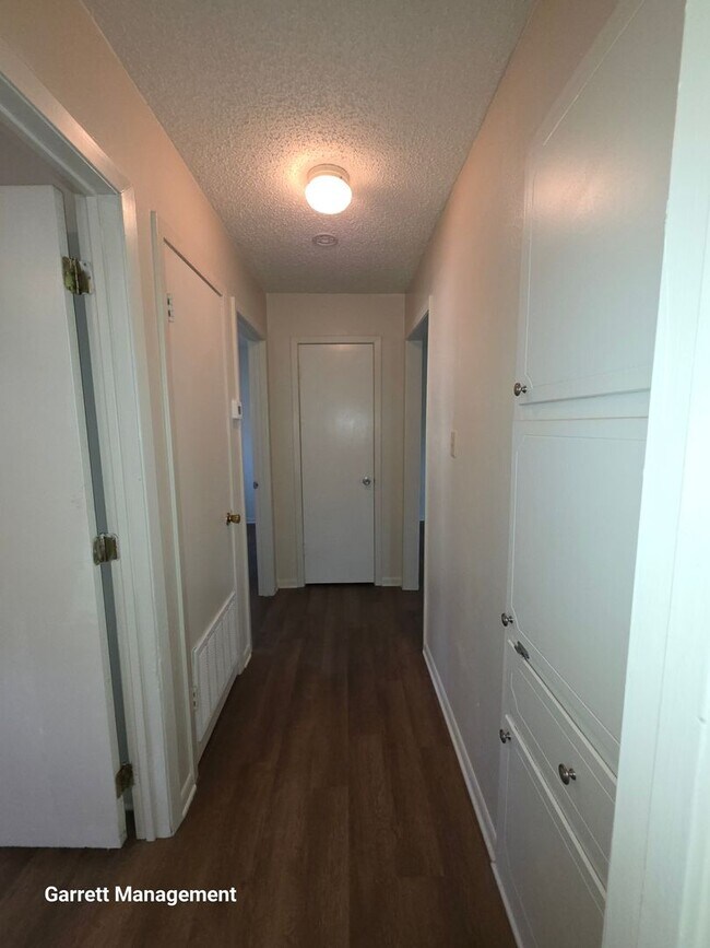 Building Photo - N Ridge 4-Plex