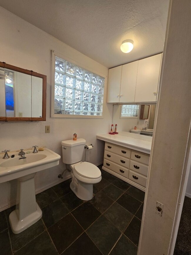 Building Photo - One Bedroom Cottage Available