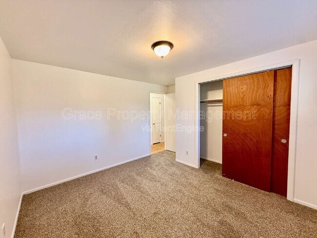 Building Photo - 1125 W 8th Ave Dr