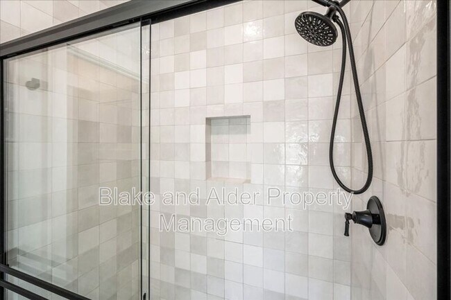 Building Photo - 496 NW Cascade Mountain Dr