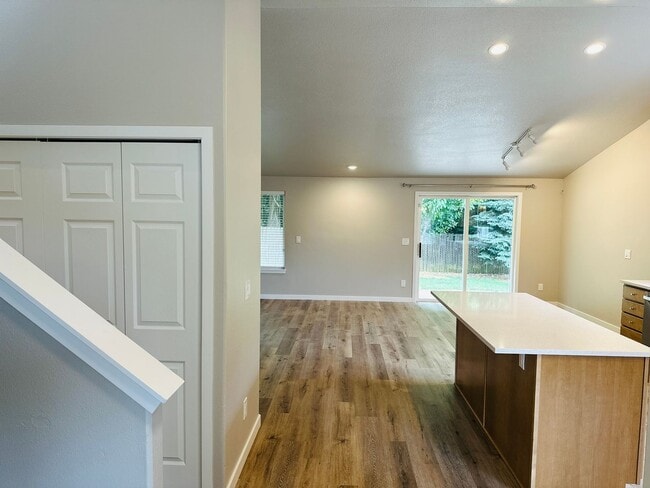 Building Photo - 710 SE 135th Ct