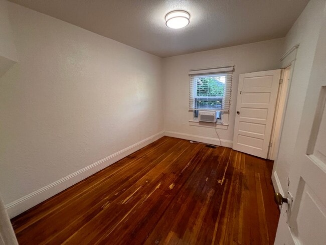 Building Photo - 5BD/2BA Gorgeous Vintage Home