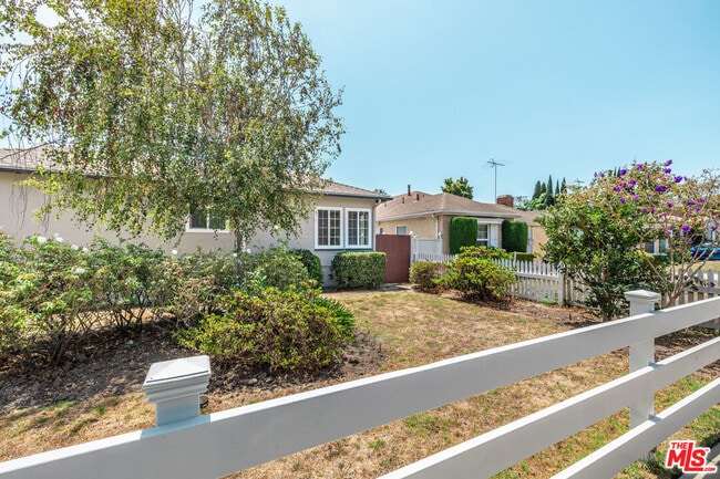Building Photo - 2537 Cotner Ave