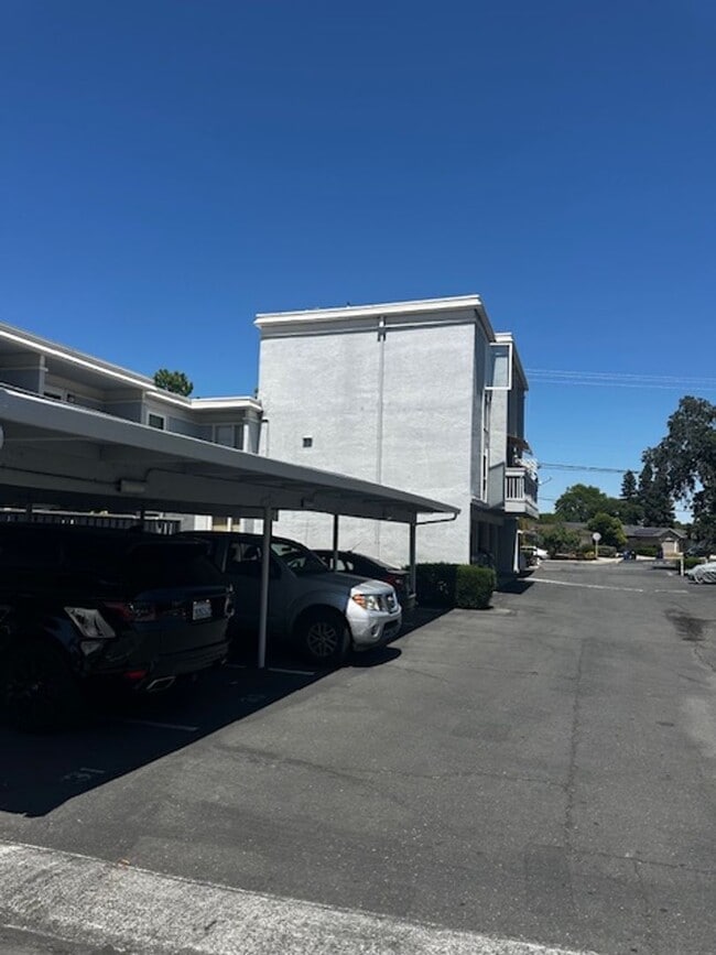 Building Photo - 2 bedroom & 1 bath condo in a parklike set...