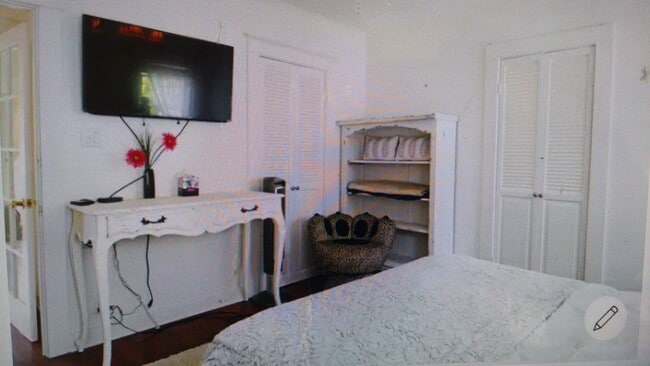 Building Photo - 639 26th St