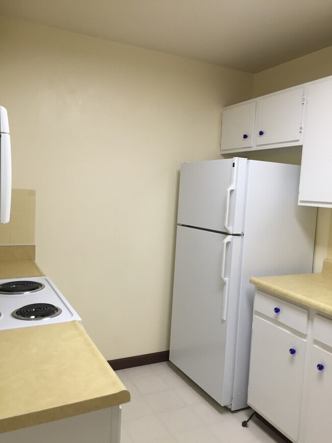 Building Photo - 2 Bed 1 Bath First Floor Corner Unit Manha...